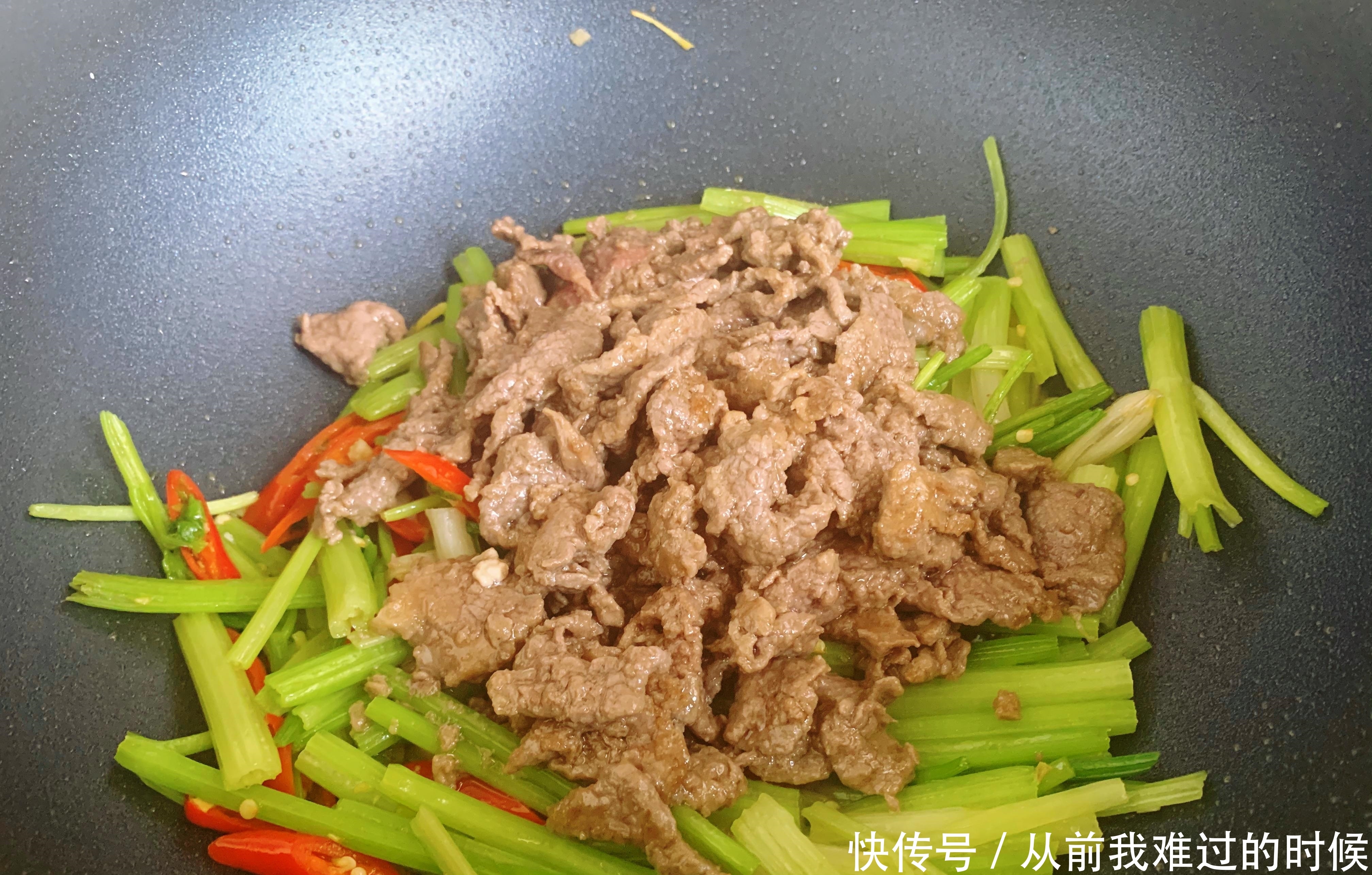 芹菜炒牛肉，牢记2点，牛肉鲜嫩，芹菜脆爽不老，做好之后超下饭