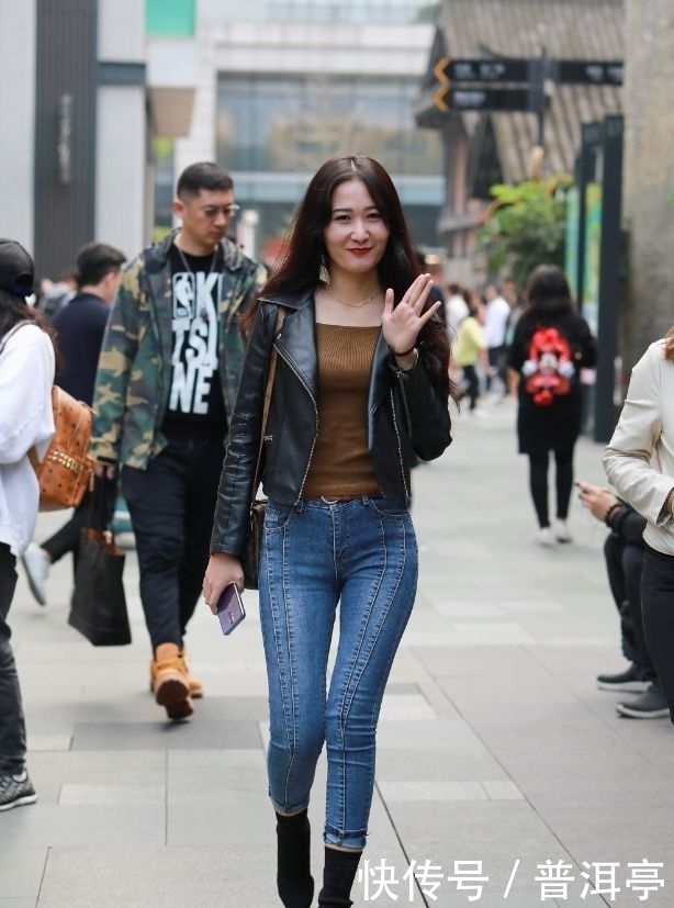美眉|街拍:气质风韵紧身牛仔裤,漂亮长发美眉!