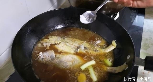 做法|炖鱼时,去腥有人加酒有人加醋,都不对教你最好吃做法,太香了