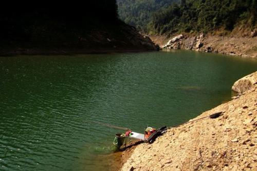 数九寒冬钓鲫鱼，鱼都藏在这些地方，在这里下竿，大鲫鱼连竿上！