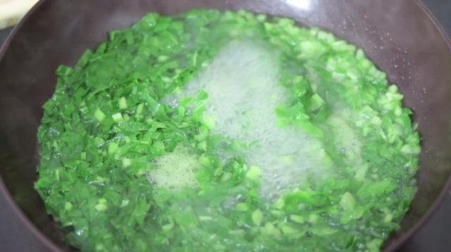 不用和面就能吃上菜团子,玉米面上滚一滚就下锅,皮薄馅多味道好