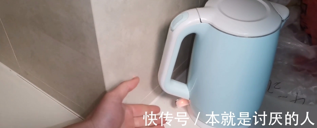 水壶水垢难去除？教你一招，水垢自动往下掉，不用动手刷