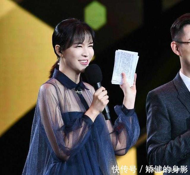 李艾状态太好了吧穿宝蓝色连衣裙浪漫优雅，美得像童话里的公主