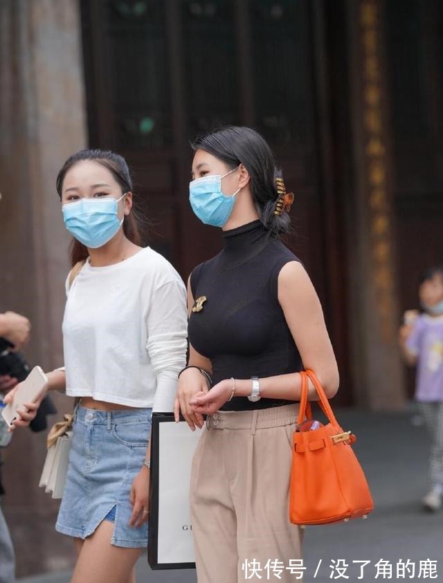 美女 穿“涤纶”打底裤的美女,造型风格娴静又好看,气质凸显!