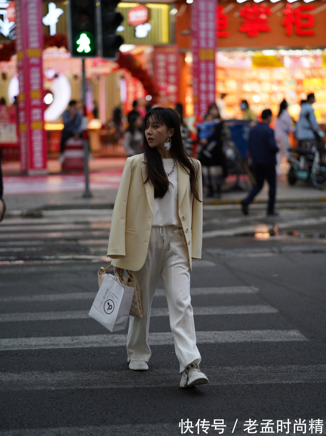 美女|气质美女爱街拍, 白色衣裤配淡黄外套, 光彩照人