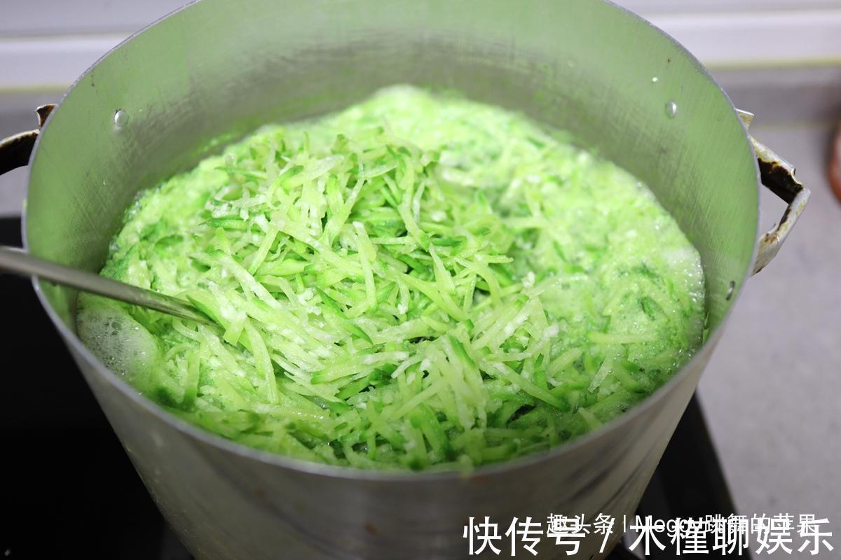 面团|三个萝卜一盆面,蒸出的大包子比肉香,越吃越香!