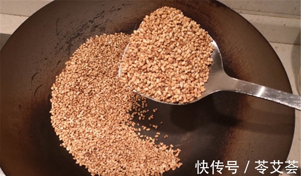 钓鲫鱼饵料配方:用这些“炒货”做饵料,大鲫鱼越钓越多!