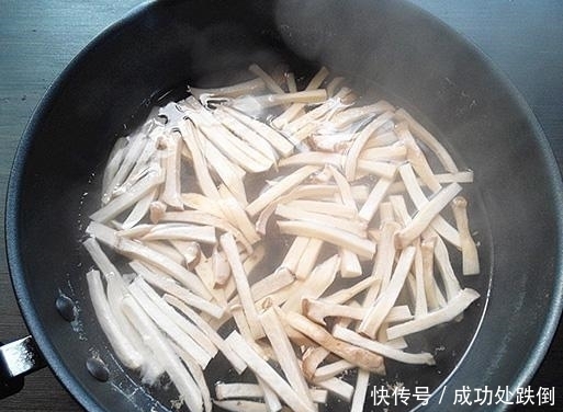 试试|面色蜡黄还肤色不匀?快试试做这道烂肉杏鲍菇,改善肤色!