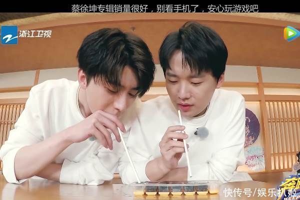节目|蔡徐坤录制“跑男”在线摸鱼,频繁看手机,弹幕道出真相