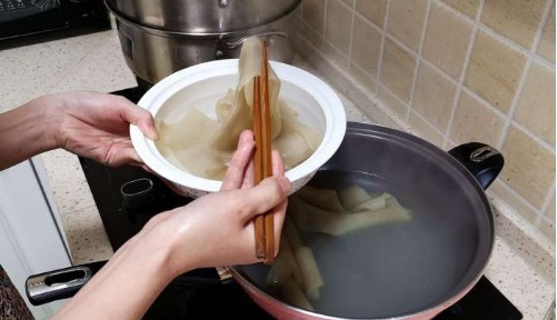 猪皮这样吃才叫爽,不炒也不炸,一次做一锅,一锅都不够吃