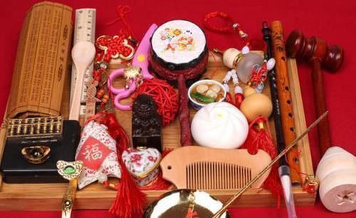 家长们|宝宝抓周,被爷爷随手放的“东西”吸引,全家人笑容逐渐消失