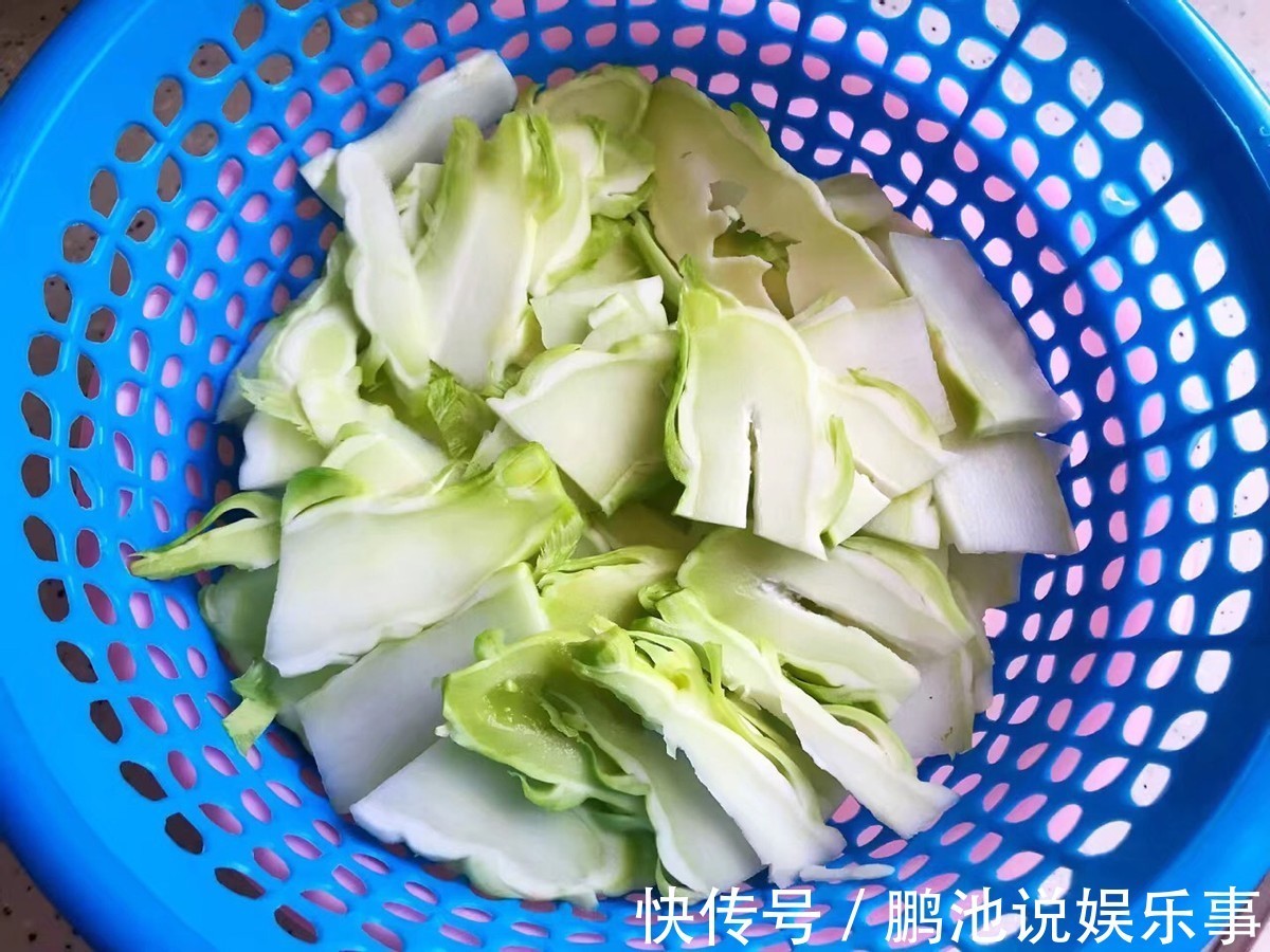 腊肠炒儿菜|家常炒儿菜的做法,加入小米椒,香辣下饭,太解馋了