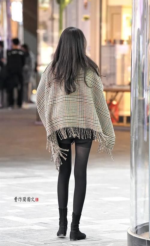 越穿越有门道的黑丝美女，眼神迷离吸引人