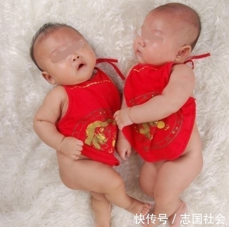 双胞胎|女子生下双胞胎,护士正要报喜,医生急忙阻止,让护士别吭声