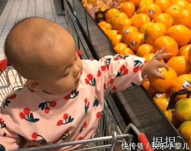 狠心|1岁宝宝逛超市把黄桃戳了个洞,“狠心”宝妈指着榴莲:继续戳!