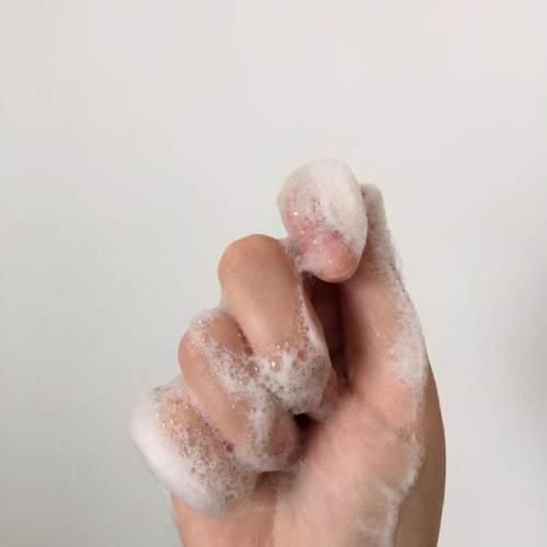 为什么很多老年人喜欢用香皂？其实是沐浴露“冲不干净”造成的