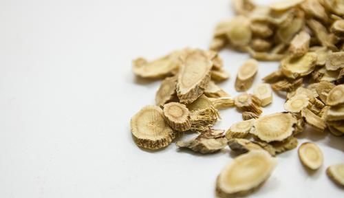  用黄芪泡水|黄芪配得好，疾病生得少！黄芪有妙配，经常喝，强身健体少生病