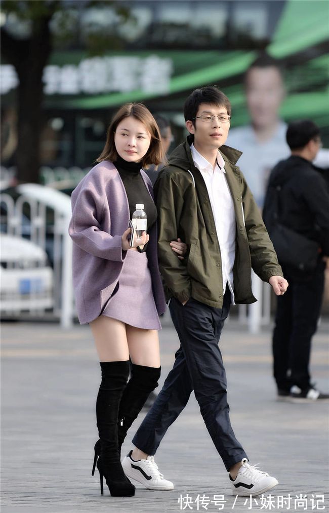 搭配|黑色细高跟过膝长靴,浅紫色呢子短裙和开衫,搭配出简约风格