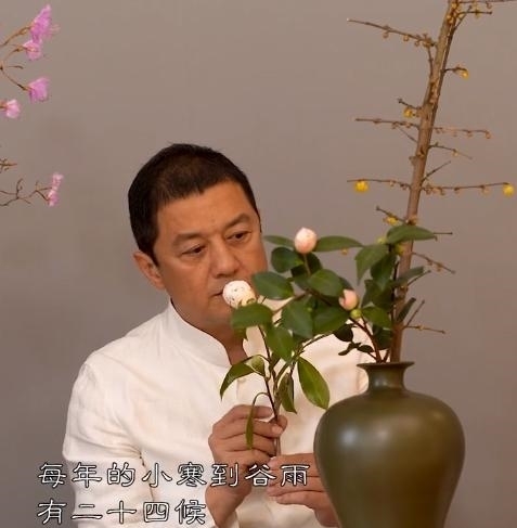 |李亚鹏:拍小寒节气段子,室内摆放的一瓶“干枝杜鹃”成最大亮点