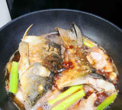 大厨|炖鱼去腥味，用白酒还是料酒？都错了，大厨教你一招，好吃无腥味