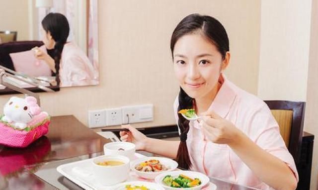 产妇|有种“产妇”叫卡戴珊，自己动手拽出婴儿，网友恐怖如斯