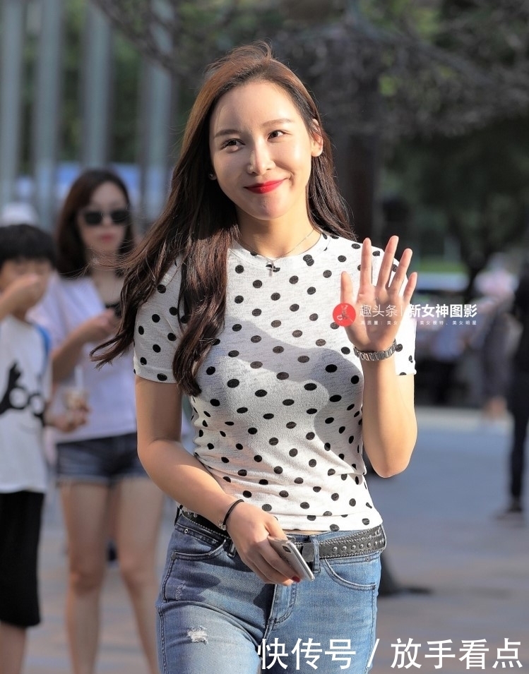 美女|街拍美女:牛仔裤,热裤,紧身裙,个个优雅又迷人!