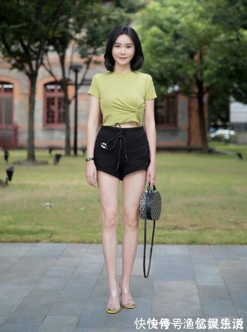 半个月|街拍:如何把热裤穿得更时髦,15套潮人街拍,半个月穿搭都不重样