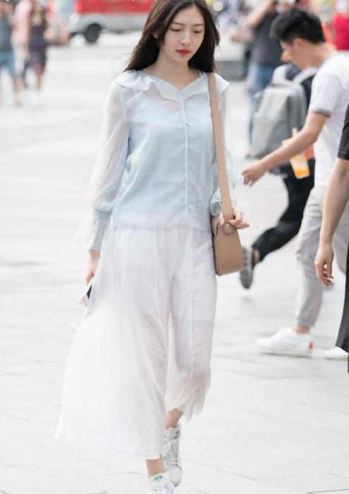 身材高挑|美女梳了一个高高的辫子,长袖上衣配微喇叭裤,在舒适中绽放唯美气息