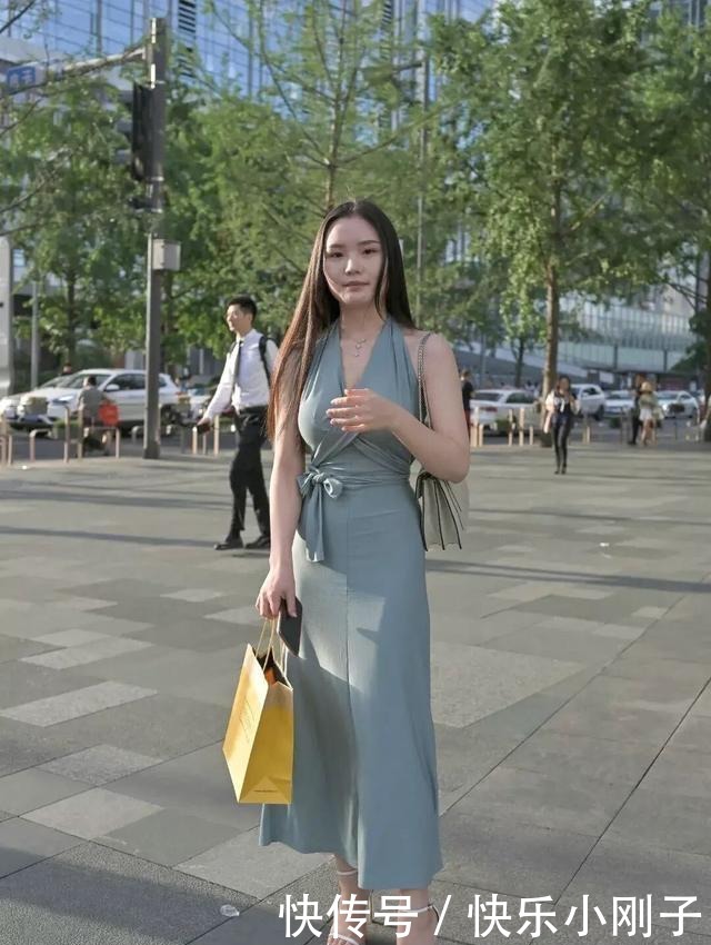 连衣裙|时髦美丽的连衣裙穿搭尽显青春姿态,穿出时尚风采,精致生动