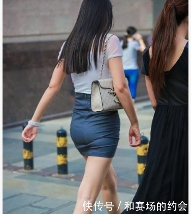 深色|简单的白色上衣配着一条深灰色的短裙,时尚简约,完美身材