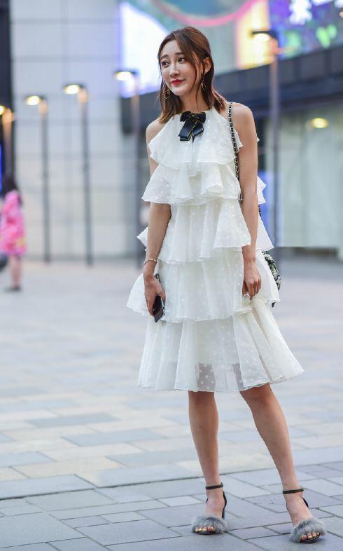 身穿蛋糕裙的小姐姐,裙身的版型立体,彰显出甜美俏皮的感觉