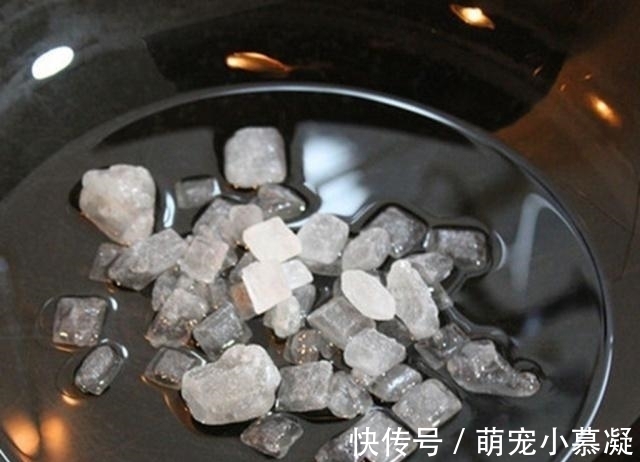 炒糖色,先放冰糖就错了,多做1步,糖色红亮诱人,不发黑不发苦