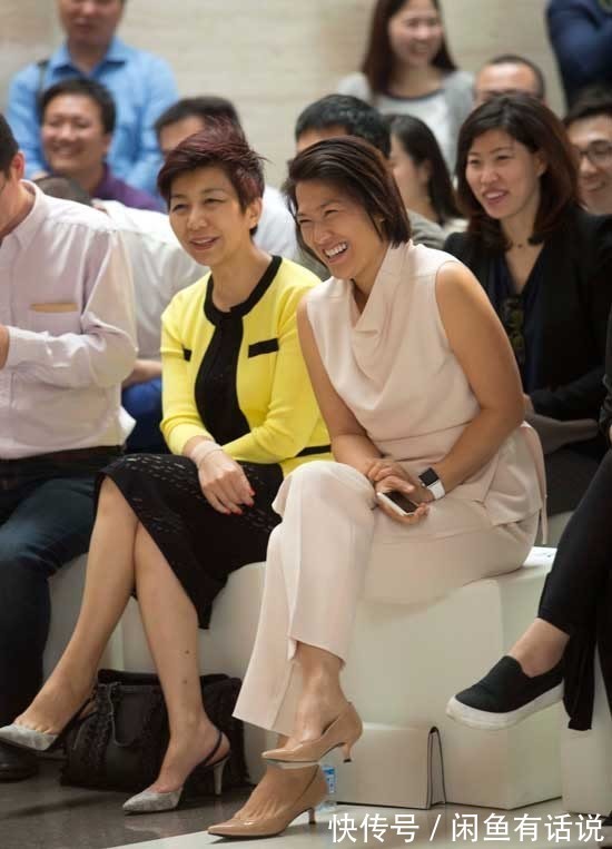 穿搭|潘石屹老婆罕露面,短发配蓝裙气场强大,两口子精英气质还真登对