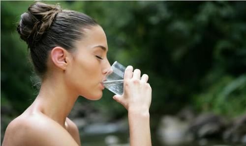 标准体重|50岁的女士体重标准出炉,胖点好还是瘦点好?这4点或能控制体重