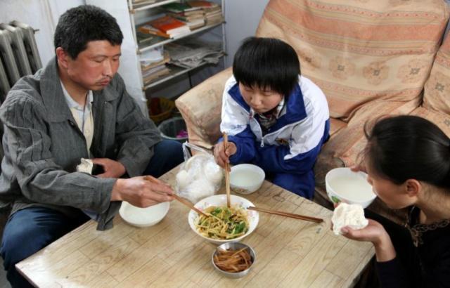 名字|爸爸姓“日”,女儿出生后不敢取名,妻子随口一说,全家称赞