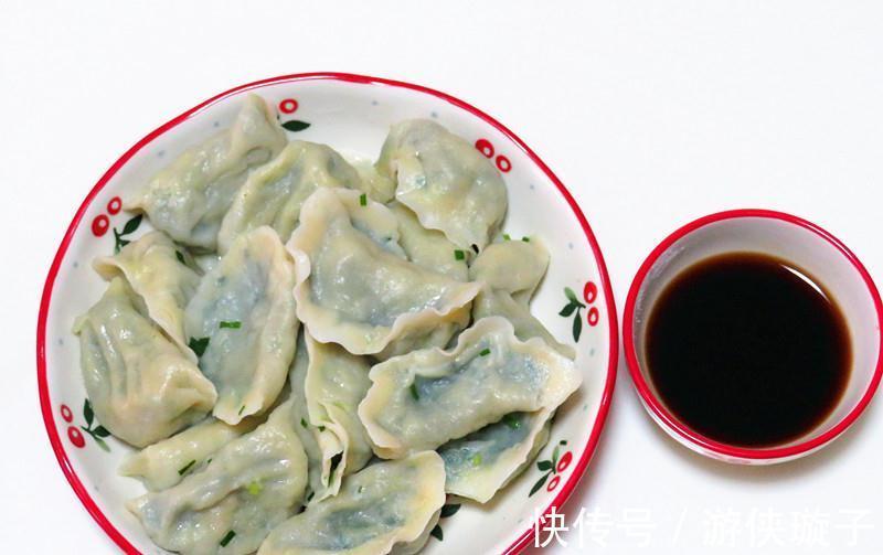 一人在家也要好好吃饭,做一道汤菜,主食吃饺子,朋友纷纷点赞