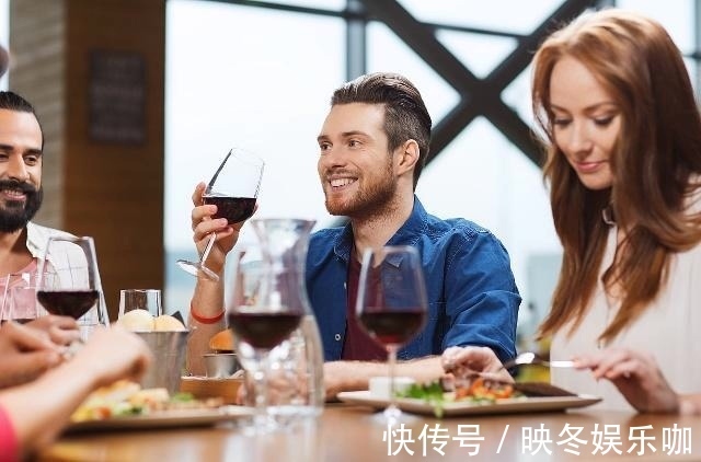 喝酒|每天喝二两白酒的人和滴酒不沾的人,哪种益于长寿?多数人搞错了