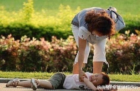 谨记|孙子翻身掉床，奶奶一个动作令娃永远离开：摔倒谨记“黄金3步”