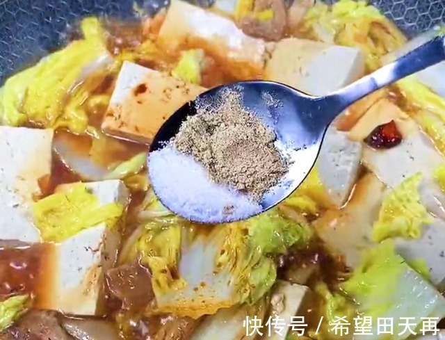 白菜炖豆腐，先炖白菜还是豆腐学会4窍门，鲜香美味1滴汤不剩！