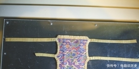 一件禁止出国展览的文物,上面绣着八个大字,预测了中国千年国运