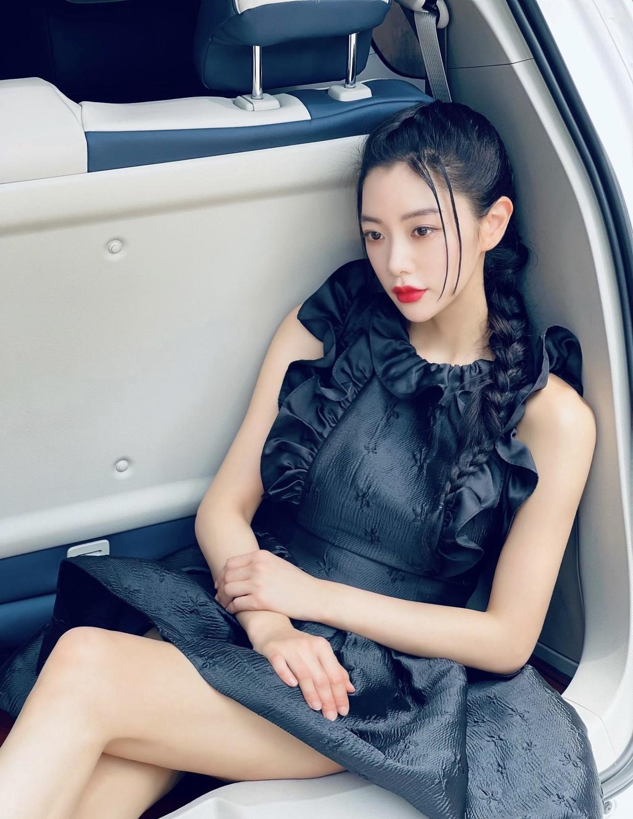 长腿|克拉拉不愧是“亚洲第一美女”,穿拼接风衣出镜,一双长腿太吸睛