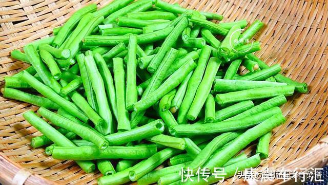 炒豆角,有人焯水,有人过油,都不对!教您一招,不发黄还更入味