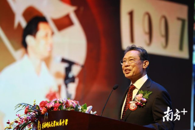  同学们|钟南山回到母校为“钟南山”揭幕