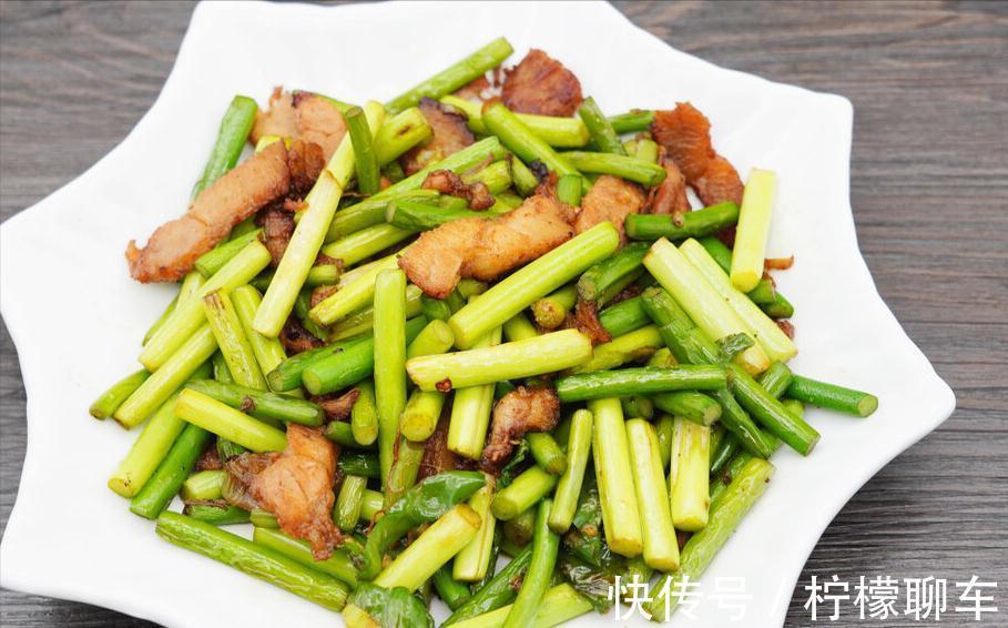 炒蒜苔,不可切完直接炒,多加1个技巧,翠绿又脆嫩,还没有怪味