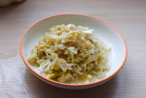 东北酸白菜的腌制方法和酸菜排骨汤的详细做法