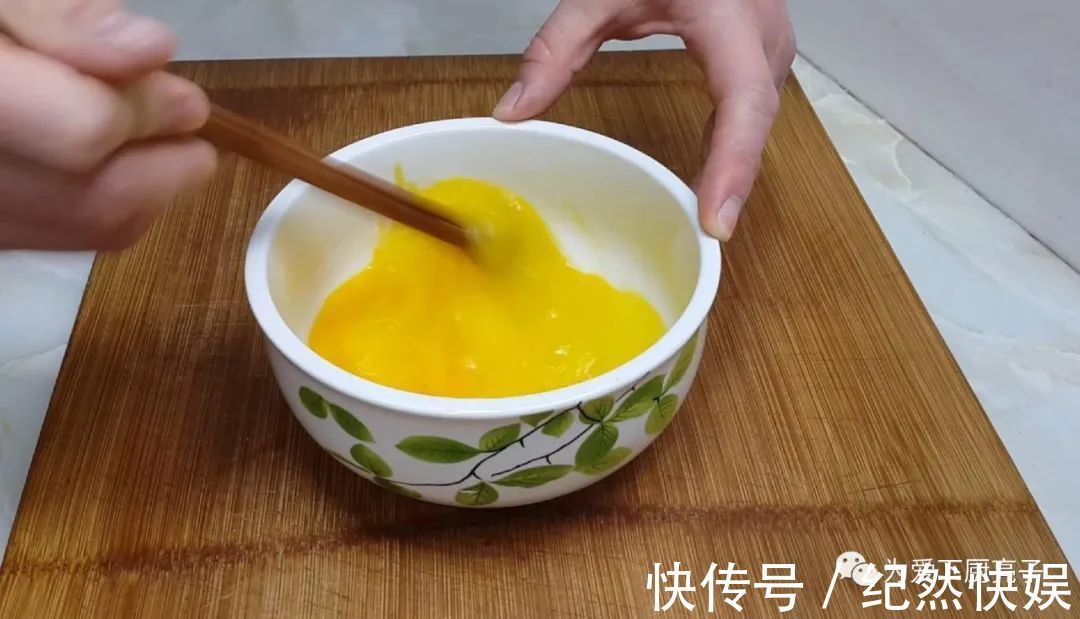以后鸡蛋饼就这么做,教你简单做法,个个鼓大泡,一次成功不失败