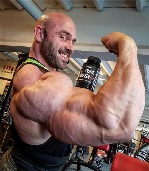 健身|挪威小伙常年吃生牛肉健身，10年后被兽化，体型夸张却抱得美人归