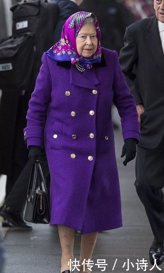 搭配|92岁英国女王告别“光腿”造型,穿长筒靴搭配大衣,时髦又保暖