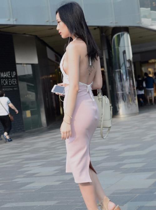上衣|街拍:白上衣加粉裙子有亮点,妩媚女神仙气十足,时髦又美丽