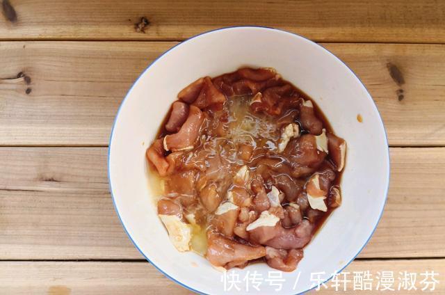 水煮肉片|水煮肉片的家常做法，做好之后肉片滑嫩，下饭又解馋